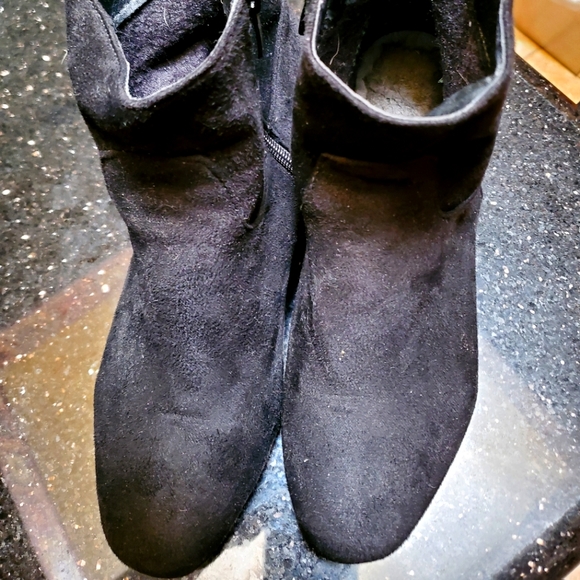 Black booties with western cut design - Picture 1 of 5